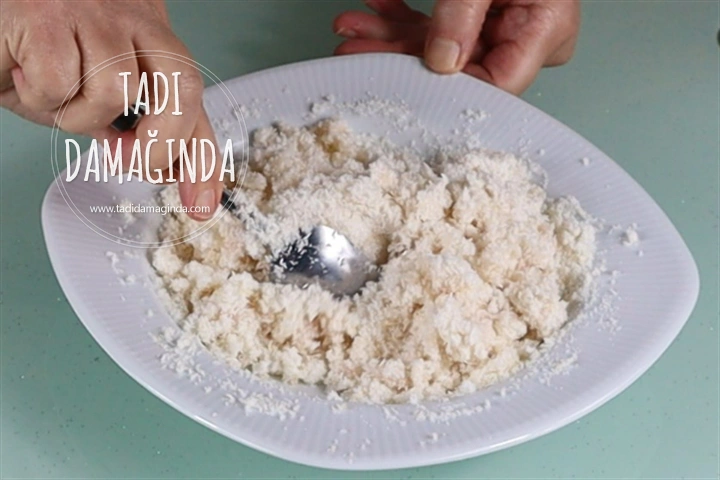 Hindistan Cevizi Dolgulu Kakaolu Çatlak Kurabiye