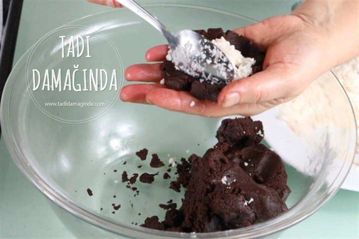 Hindistan Cevizi Dolgulu Kakaolu Çatlak Kurabiye