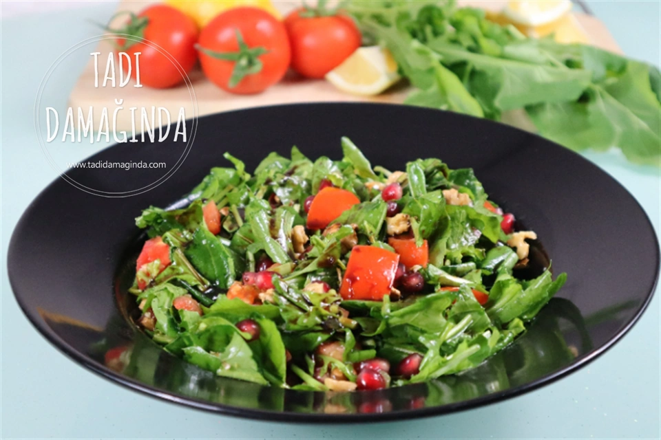 Narlı Cevizli Roka Salatası