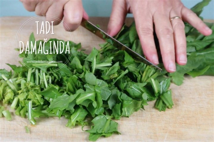 Narlı Cevizli Roka Salatası