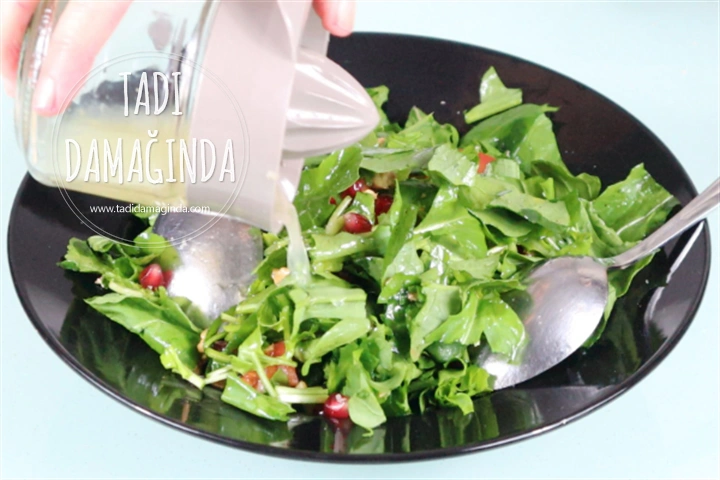 Narlı Cevizli Roka Salatası