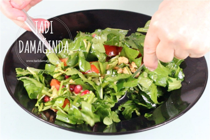 Narlı Cevizli Roka Salatası