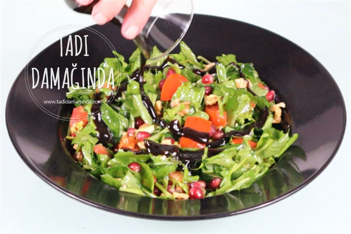 Narlı Cevizli Roka Salatası