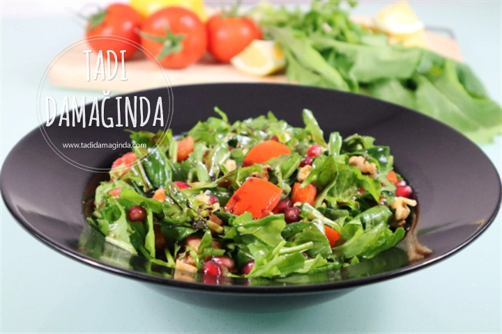 Narlı Cevizli Roka Salatası