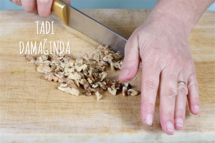 Narlı Cevizli Roka Salatası