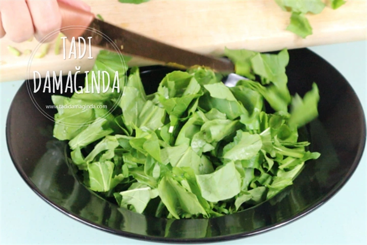 Narlı Cevizli Roka Salatası