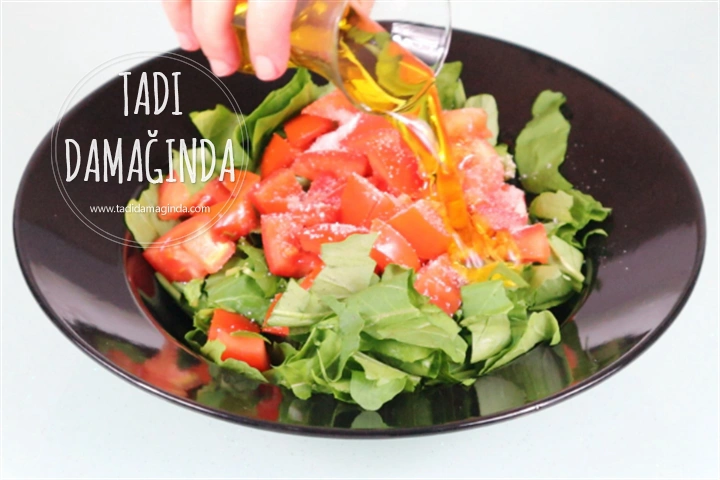 Narlı Cevizli Roka Salatası