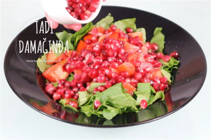 Narlı Cevizli Roka Salatası