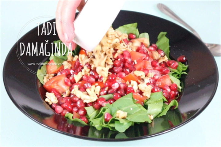 Narlı Cevizli Roka Salatası