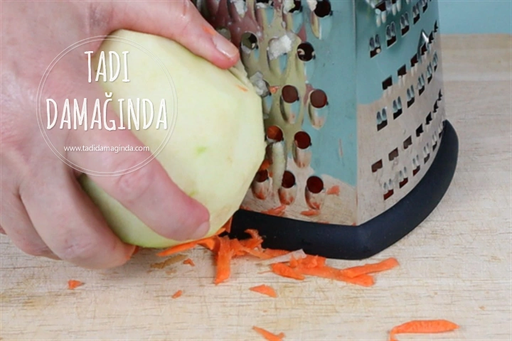 Ekşi Elmalı Havuçlu Pancar Salatası