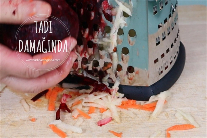 Ekşi Elmalı Havuçlu Pancar Salatası