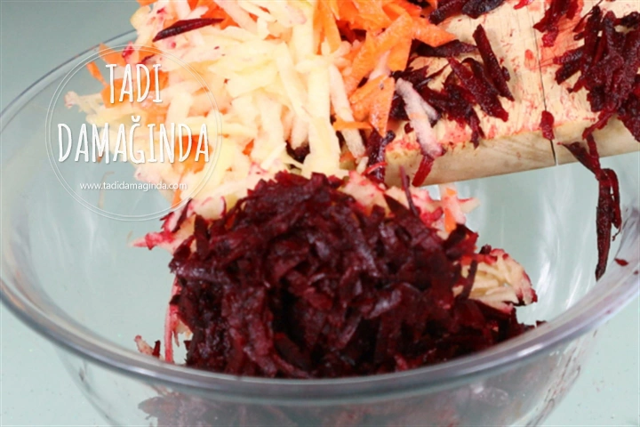 Ekşi Elmalı Havuçlu Pancar Salatası