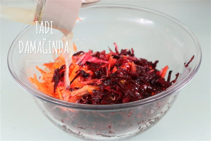 Ekşi Elmalı Havuçlu Pancar Salatası