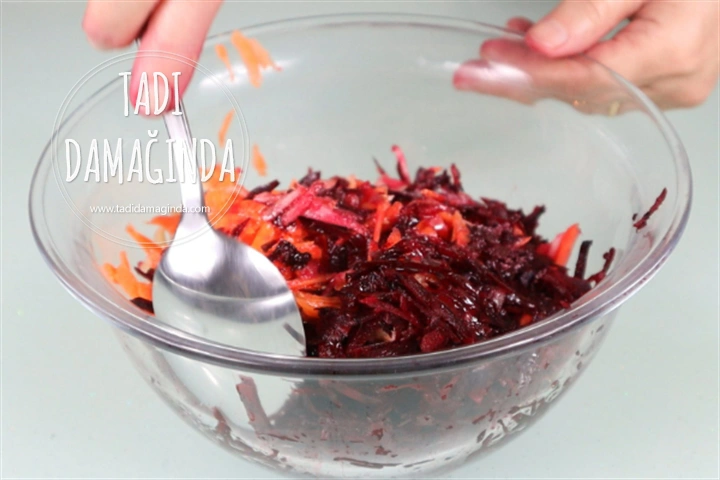 Ekşi Elmalı Havuçlu Pancar Salatası