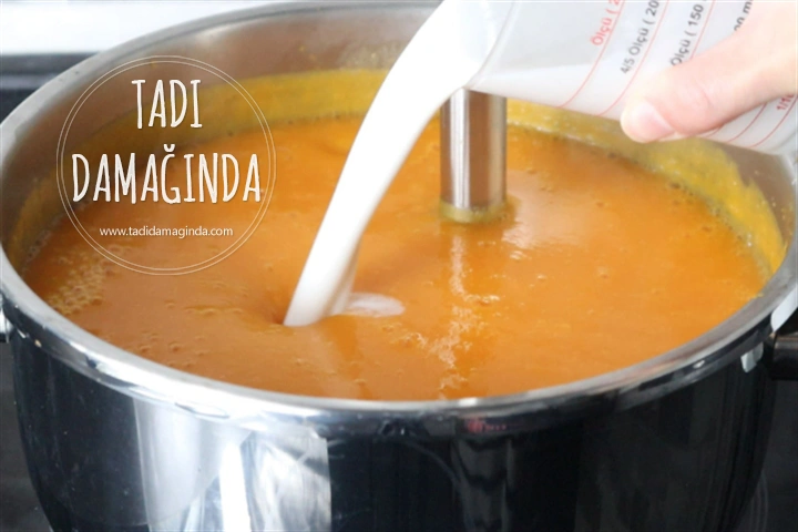 Hindistan Cevizi Sütlü Körili Bal Kabağı Çorbası