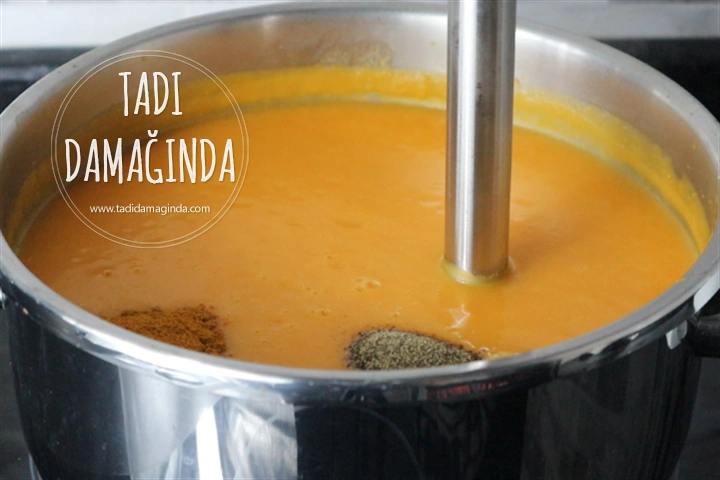 Hindistan Cevizi Sütlü Körili Bal Kabağı Çorbası