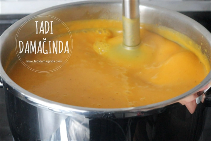 Hindistan Cevizi Sütlü Körili Bal Kabağı Çorbası