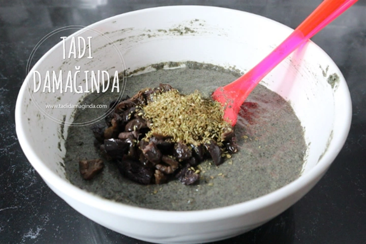 Glütensiz Zeytinli Kekikli Siyah Ekmek