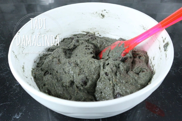 Glütensiz Zeytinli Kekikli Siyah Ekmek