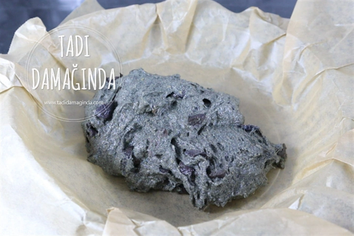 Glütensiz Zeytinli Kekikli Siyah Ekmek