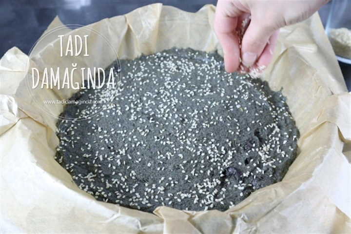 Glütensiz Zeytinli Kekikli Siyah Ekmek