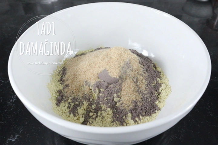 Glütensiz Zeytinli Kekikli Siyah Ekmek