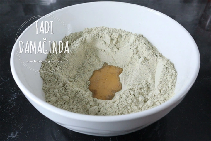 Glütensiz Zeytinli Kekikli Siyah Ekmek