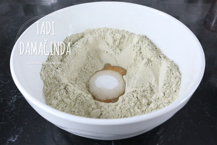 Glütensiz Zeytinli Kekikli Siyah Ekmek