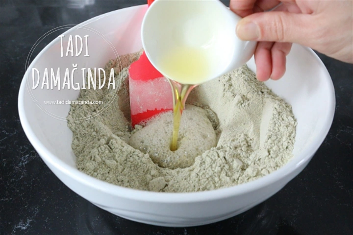 Glütensiz Zeytinli Kekikli Siyah Ekmek