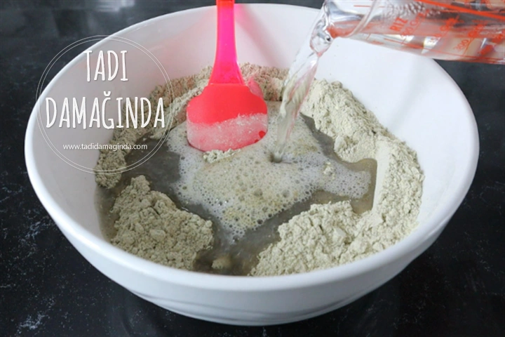 Glütensiz Zeytinli Kekikli Siyah Ekmek