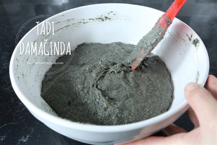 Glütensiz Zeytinli Kekikli Siyah Ekmek