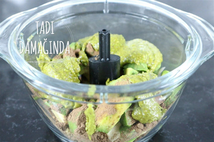 Kakaolu Antep Fıstığı Ezmeli Avokado Puding