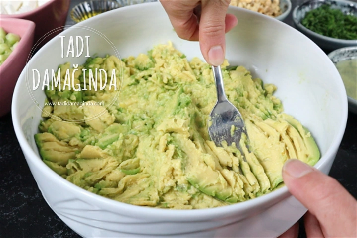Peynirli Salatalıklı Avokado