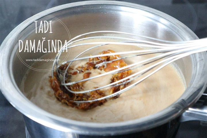 Karamelli Bademli Muhallebi (Ayvalık Muhallebisi)