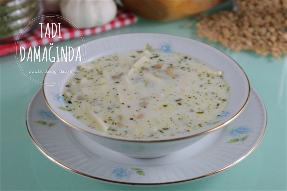 Erişteli Yeşil Mercimekli Yoğurt Çorbası