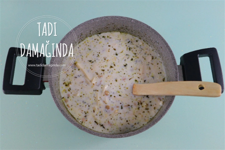 Erişteli Yeşil Mercimekli Yoğurt Çorbası