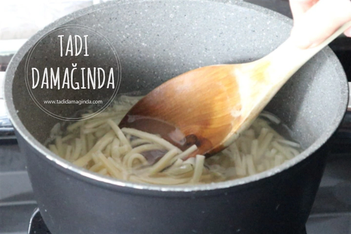 Erişteli Yeşil Mercimekli Yoğurt Çorbası