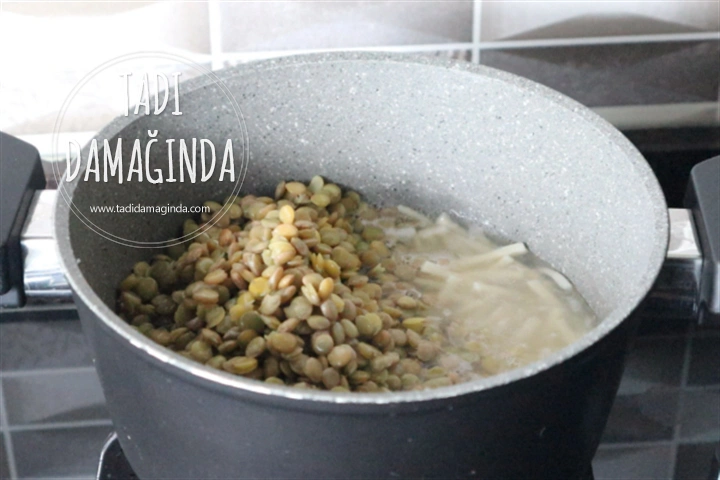 Erişteli Yeşil Mercimekli Yoğurt Çorbası