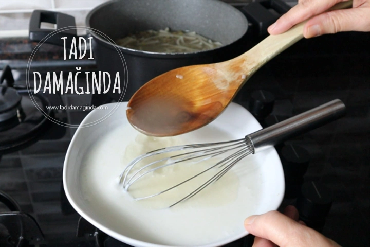 Erişteli Yeşil Mercimekli Yoğurt Çorbası