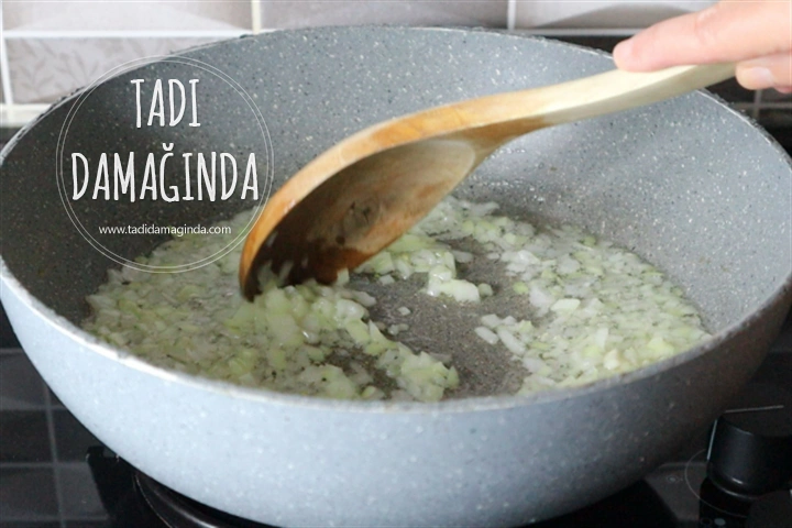 Haşhaşlı Yeşil Mercimekli Börek