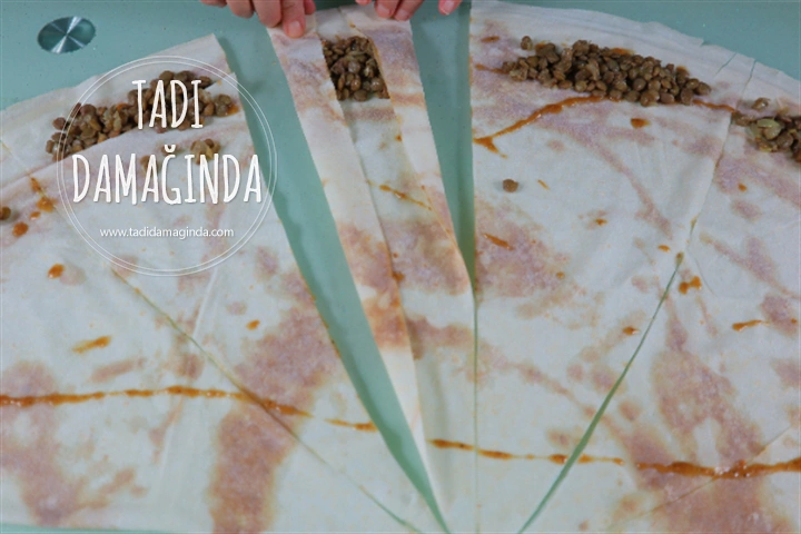 Haşhaşlı Yeşil Mercimekli Börek