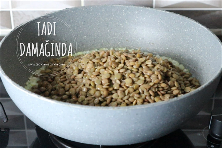 Haşhaşlı Yeşil Mercimekli Börek