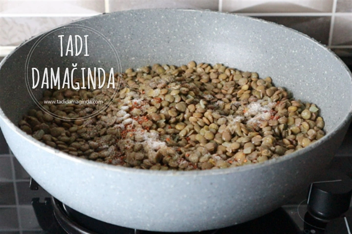 Haşhaşlı Yeşil Mercimekli Börek