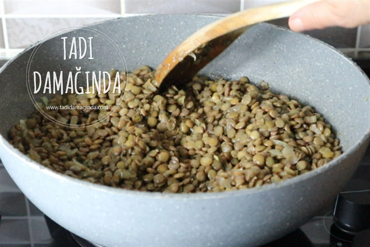 Haşhaşlı Yeşil Mercimekli Börek