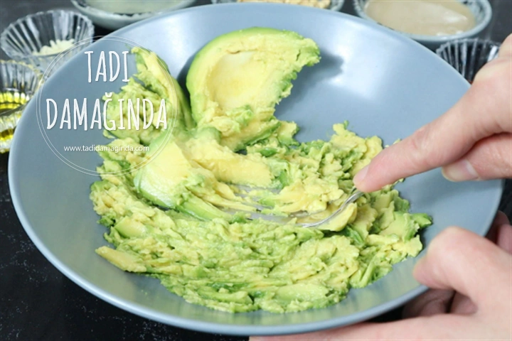 Humus Tadında Tahinli Avokado Ezmesi