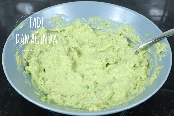 Humus Tadında Tahinli Avokado Ezmesi