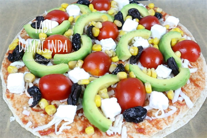 Avokadolu Lavaş Pizza