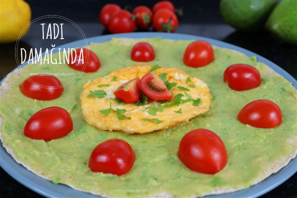 Lavaş Üstü Avokadolu Yumurta