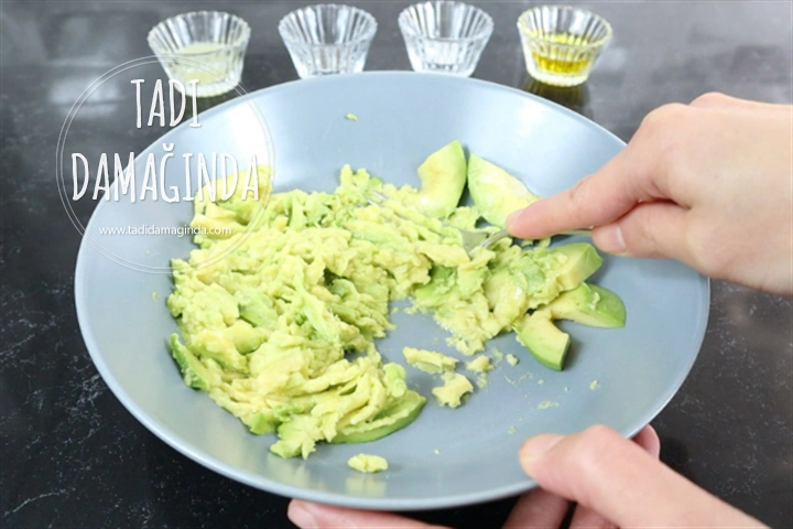 Lavaş Üstü Avokadolu Yumurta