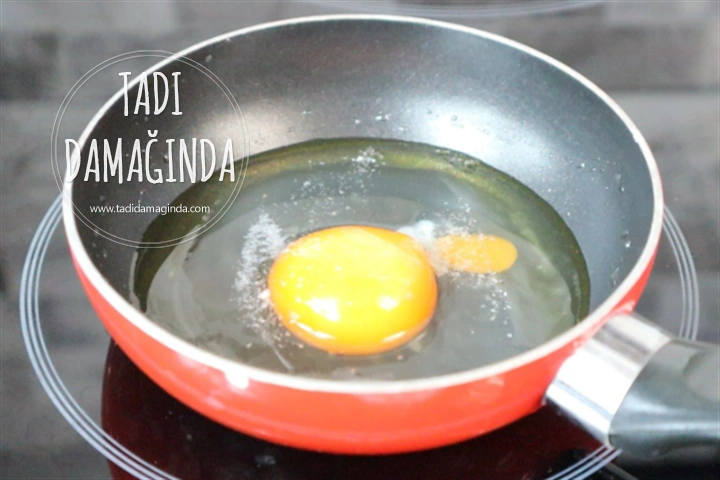 Lavaş Üstü Avokadolu Yumurta